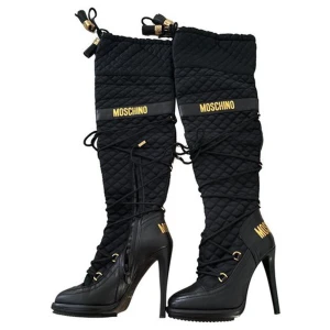 Svarta quiltade stövlar från Moschino - Unika svarta stövlar från Moschino med quiltad textil upptill och höga klackar. Guldiga detaljer och logga, snörning runt skaftet och dragkedja på sidan. Perfekta för dig som vill sticka ut! Obs hittade inte exakt bild på hur skorna ser ut men kan skicka en bild till den som är intresserad.  ENDAST SERIÖSA 