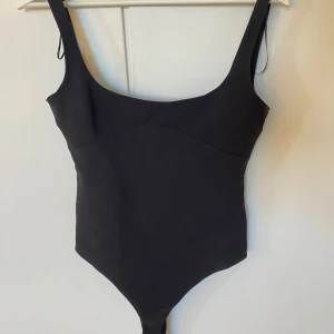Svart body Zara - Säljer en svart body axelband och fyrkantig urringning. Den är ny utan prislapp. Mycket bra skick. Storlek S, normal i storlek! Bodyn har en stilren och enkel design som passar perfekt till jeans eller kjol. 