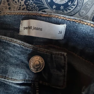 Blå jeans från Perfect Jeans - Säljer ett par klassiska blå jeans från Perfect Jeans. De har bootcut ben, normal passform och en snygg bakficka. Perfekta till vardags och lätta att matcha med olika stilar.