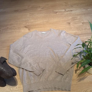 Beige stickad tröja från John Henric - Säljer en stilren beige stickad tröja från John Henrik. Tröjan är v ringad. Riktigt fet funkar till många olika outfits. Pris kan diskuteras.