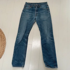 Vintage Levis 501 - Säljer ett par levis 501 pga de inte passar. Riktigt snygg vintage tvätt. Bra skick förutom ett litet hål i skrevet.