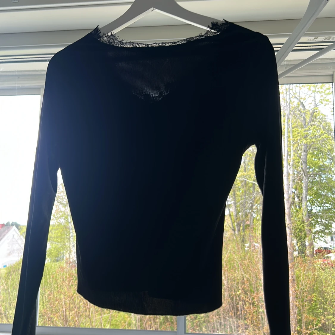 Svart långärmad topp med spetsdetalj - 2