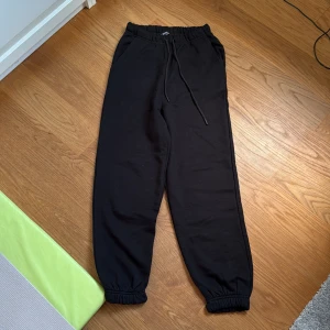 Svarta sweatpants - Helt nya säljer då de aldrig har kommit till användning. Storlek XS
