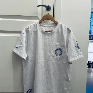 Chrome Hearts tshirt - Den hör tröjan önska jag att jag inte behövde sälja men den är för liten. Det ör en as fet ch tisha som är väldigt lite använd💯Byte kanske