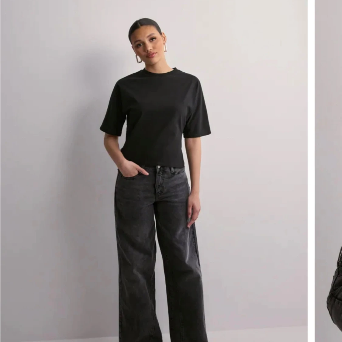 Svart croppad t-shirt med knyt i ryggen - 1