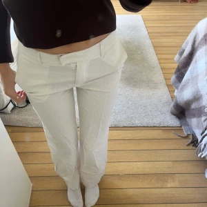Vita linnebyxor från bik bok - Säljer ett par fräscha vita linnebyxor☀️. Köpta förra sommaren  och endast använda 1 gång under sommaren. Nu är de tyvärr för små. Ord pris 599:-
