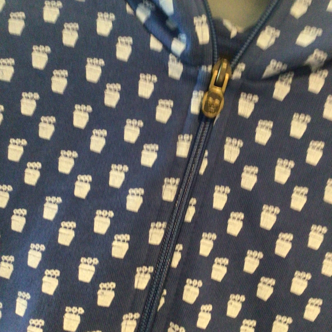 Blå hoodie med vita krukmönster från Jenny Hellström - 1