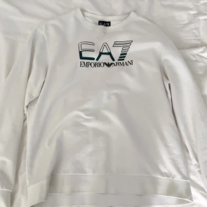 EA7 tröja - En perfekt tröja för vilken årstid som helst i mycket bra skick. Använd ett fåtal gånger och i storleken ca 160cm (XS) Pris kan diskuteras o möts helst upp i Linköping. Kan även byta mot något i storlek S eller M. Bara höra av sig👍