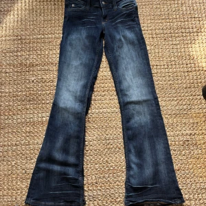 Blå bootcut jeans från Cheap Monday - Säljer ett par blå bootcut jeans från Cheap Monday och har tydlig logga bak. Jeansen har låg midja och lätt slitna detaljer framtill för en cool look. Helt nya med prislapp 🩷🩷🩷.  !!!!!        KAN GÅ NER I PRIS VID SNABB AFFÄR!!!!