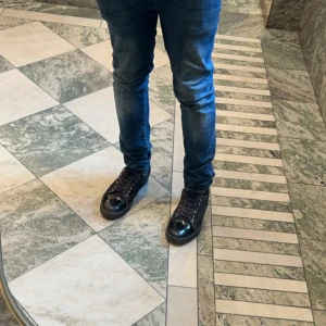 Lanvins  - Ett par lanvins storlek 42 rätt så fräscha kan behöva en liten tvätt.                                                      Ingen låda men dustbag finns.                          Skriv för fler bilder eller frågor!           