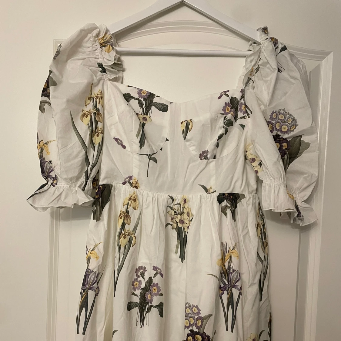 Vit blommig långklänning med puffärmar - 1