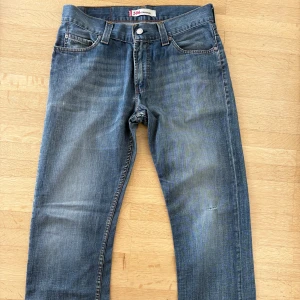 Levi's 506 jeans i blå denim - 103cm Långa. 53cm i bredd