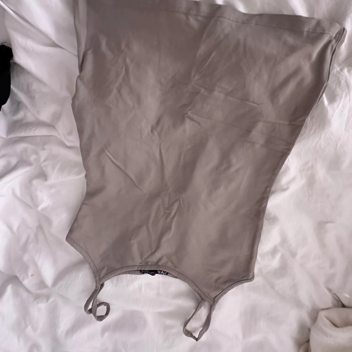 Beige satinlinne med smala axelband - 1