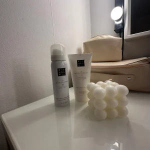 Rituals The Ritual of Sakura duschskum och body cream - PRIS KAN DISKUTERAS! Säljer ett set från Rituals The Ritual of Sakura med ett vitt duschskum och en matchande body cream. Båda har en fräsch och blommig doft. Förpackningarna är vita med silverdetaljer och stilren design.