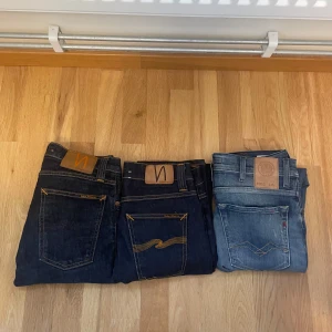 nudie&replay jeans - Säljer en billigare bundle med tre par jeans du kan få ett par av jeansen om du går in i min profil: två par från Nudie i en stilig mörkblå färg och ett par jeans från replay som har en väldigt fin ljusblå färg