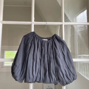 Piffig blus - Säljer denna super fina puff blus som är perfekt nu till sommaren och våren. Kan både kläs upp och ner, ett måste plagg i garderoben som tyvärr blivit för litet för mig. 