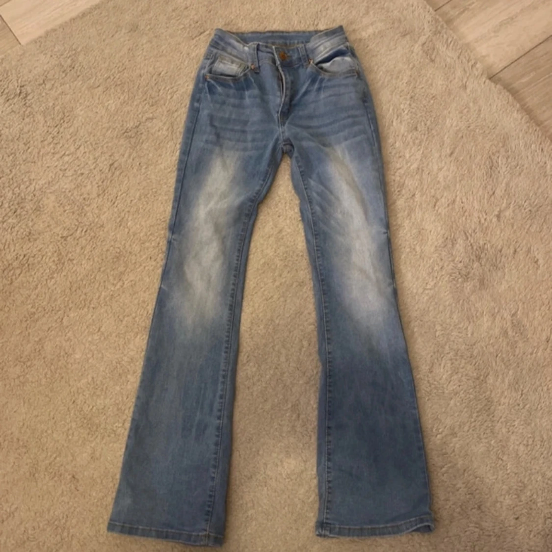 Blå bootcut jeans