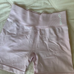 Ljusrosa shorts från DFYNE - Säljer ett par ljusrosa shorts från DFYNE som är äkta. Original pris 600kr ungefär. Storlek S och har endast använt förtal gånger 