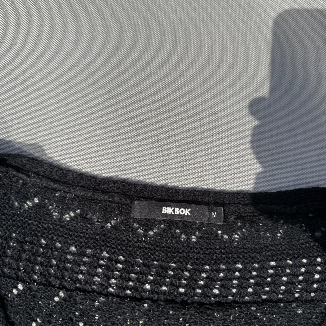 Svart stickad klänning med v-ringning från BikBok - 3