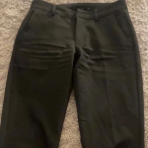 Svarta kostymbyxor från BikBok - Kostymbyxor i strl 34 och är i bra skick, använda i ca 6 mån och säljer på grund av att de inte passa längre.