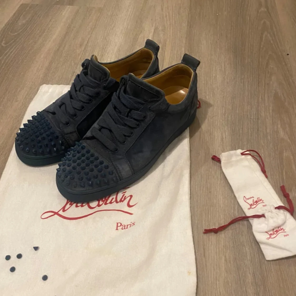 Svarta sneakers med nitar från Christian Louboutin