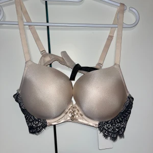 Rintaliivit - Ihanat vaaleat laadukkaat rintaliivit. Koko 80 A. Jäänyt käyttämättä ja tulleet pieneksi. Kissatalous MMM, lisätietoja saa kysymällä  Katsothan myös muut ilmoitukseni Mikäli hinta ei miellytä tarjoa rohkeasti 