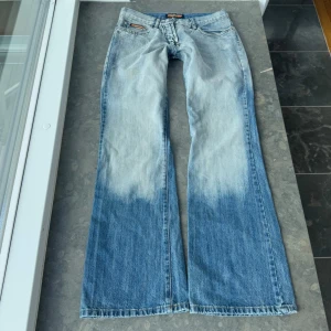 Lågmidjade jeans  - Supersnygga lågmidjade jeans💕Midjemått tvärsöver: 40cm  Midjehöjd: 21cm Innerbenslängd: 80cm 💕