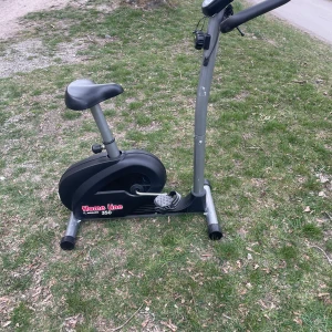 Träningscykel Monark Home Line 350 - Säljer en träningscykel Monark Home Line 350 med digital display och justerbart motstånd. Cykeln har svart och grå design, bekväm sadel och stabil ram. Perfekt för hemmaträning och konditionsträning. En Monark home line 350 motionscykel i begagnat skick med normalt slitage. Fungerar bra men används inte av oss längre.  Priset kan diskuteras vid snabb affär.