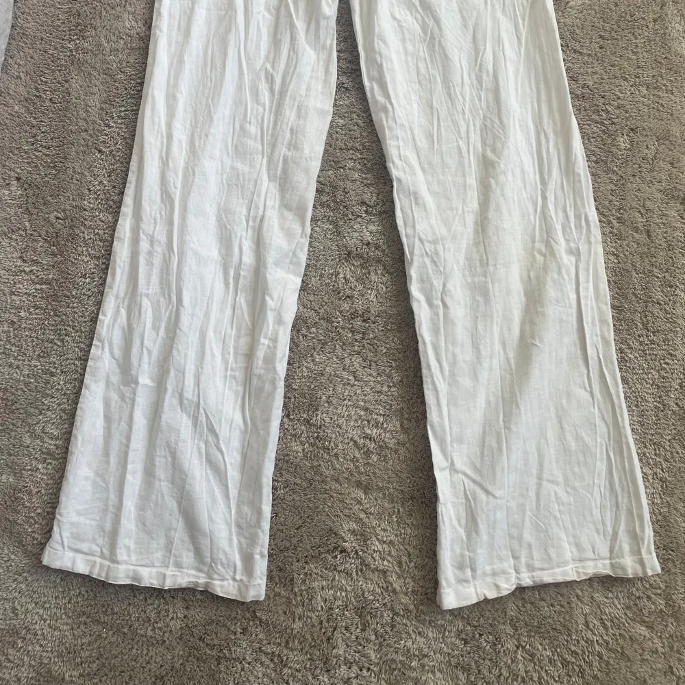 Säljer ett par vita linnebyxor från Gina Tricot! De är i storlek 146/152 och är i tall, tyvärr är det för små. Perfekta till sommaren!☺️. Farkut & Housut.