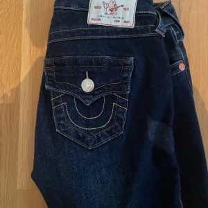 Mörkblå flare jeans Joey Low Rise Flare - Assnygga jeans från true religion i modellen joey🤩🤩 superfint skick, inga tecken på användning, kan tänka mig att byta mot ett par i 23☺️