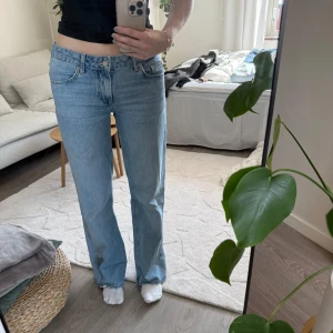 Ljusblå jeans - Säljer ett par ljusblå jeans med vida ben. Klassisk femficksdesign och låg midja. Perfekta till vardags för en avslappnad stil.