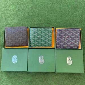 Stiliga lyxiga plånböcker i alla 3 färger finns!  - Kontakta mig vid intresse så lägger jag ut en annons åt dig här dessa 3 färger inne just nu 