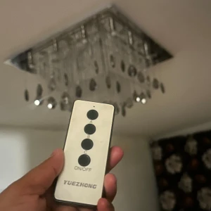 Lampan  - En stor lampa som har olika lysning kostar 1500kr