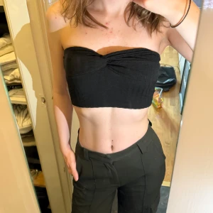 🖤Svart tubtopp NA-KD🖤 - Snygg svart tubtopp från NA-KD i återvunnet material. Den är aldrig använd, stl S. Toppen har en twistdetalj framtill och är enkel att matcha med olika outfits. 