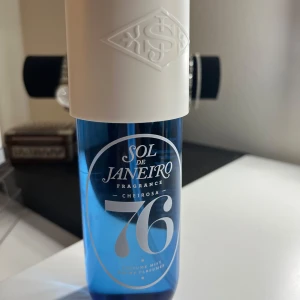 Sol de Janeiro Cheirosa 76 Fragrance Mist - Sol de Janeiro Cheirosa 76 är en sensuell och lyxig body mist som passar perfekt till varma sommarkvällar. Med doftnoter av vanilj, kokosblomma, fresia och amber, skapar den en mjuk men förförisk aura som passar perfekt både dag och kväll🍾🌺🍦.                                                   Kom gärna med bud! Paketpris vid kör av fler😍