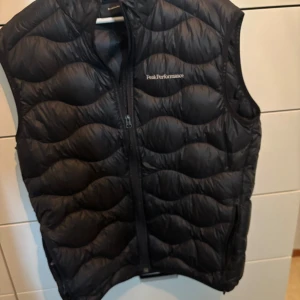 Peak väst herr storlek L - Säljer nu denna fina väst perfekt för sommaren och även kyligare dagar denna väst funkar perfekt till sportiga outfits men även till finare tillfällen västen har inga defekter och är helt ny