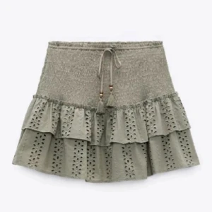 Volangkjol - Snygg grön kjol med volanger💖