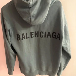 Hoodie - Suuper snygg Balenciaga hoodie, köpt i Schweiz, har tyvärr inte kvar snörena.. mint grön färg typ