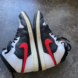 Nike air jordans 42 - Fräscha air jordans i väldigt bra skick. Ej använda på ett år. Storlek 42, har slängt kartongen