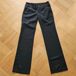 Lågmidjade kostymbyxor - Såå snygga lågmidjade kostymbyxor som tyvärr är för små. Storlek 34. Lite slitna på läbgst ner på bakbenen (se sista bild). Tveka inte på att skriva vid frågor, men kan ej visa hur de sitter på då de ej passar ❣️