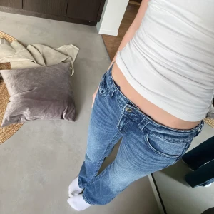 Blå jeans med broderade bakfickor - Säljer mina blåa jeans med fickor från gina young🤍 de är storlek 170, men är lite korta för mig som är 170cm💕De är använda 2 gånger, så de är i bra skick! Nypris: runt 399kr💘 PRIS KAN DISKUTERAS!