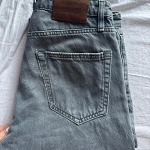Grå jeans från Jack & Jones - Straight Jeans från Jack and Jones. Använt skick men inga defekter, pris kan diskuteras!