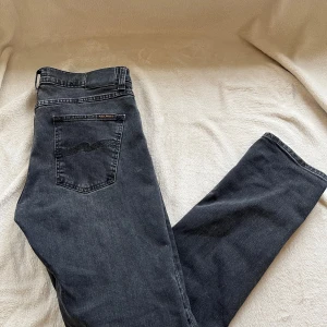 Nudie Jeans (läs beskrivning) - Modell - Lean dean Tvätt - Black eyes Skick 9/10 Använda sparsamt få gånger samt tvättade få gånger Nypris 1600kr
