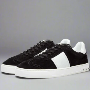  Valentino Garavani Flycrew  - Snygga svarta sneakers från Valentino Garavani. Storlek 42. (Ny skick)