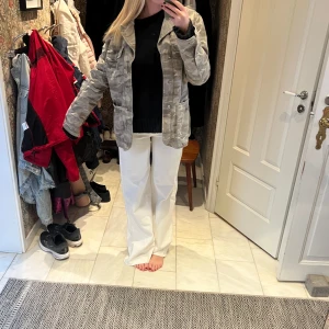 Militärgrön jacka - Jättecool jacka som jag köpt här på plick!!🩷Vet tyvärr inte storleken men den sitter oversized på mig som har s/m i jackor🥰