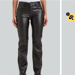 Svarta skinnbyxor  - Snygga svarta skinnbyxor som jag köpte från Plick men säljer pga av inte min stil. 