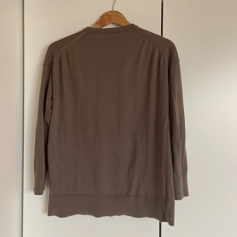 Säljer en stilren brun tröja från Massimo Dutti i storlek XS. Tröjan är i bara använd ett fåtal gånger. Neuletakit & Villapaidat.