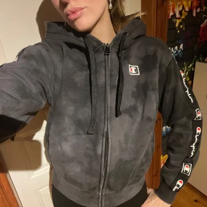 hoodie från Champion - Säljer en kofta från champion med dragkedja. Knappt använd men jätte fin! 