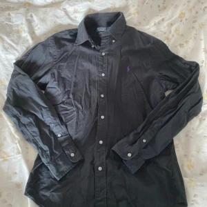 Ralph Lauren skjorta - En riktigt fin Polo Ralph Lauren skjorta som har varit sällan använd. Sitter lite tajt men är rätt stor, är 183 ungefär. Nytvättat och inga defekter!!!!!