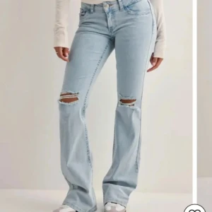 Nelly low waisted jeans ljusblå - Storlek 32. Nypris 700. Jag har klippt mina typ 4 cm längst ner dom passar någon som är 160-167cm